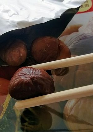 むき甘栗の食べ方♥割り箸で指先汚れしらず-レシピのメイン写真