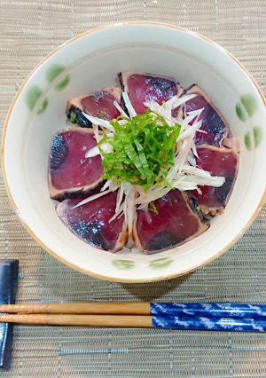 薬味たっぷり！鰹のたたきの漬け丼-レシピのメイン写真