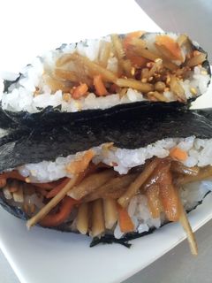 具材はきんぴらごぼう♪ おにぎらず-レシピのメイン写真