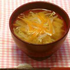 รูปของ ピーラーにんじんともやしのお味噌汁☆
