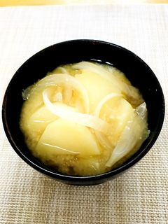 玉ねぎとじゃがいもの味噌汁-レシピのメイン写真