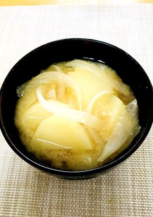 玉ねぎとじゃがいもの味噌汁-レシピのメイン写真