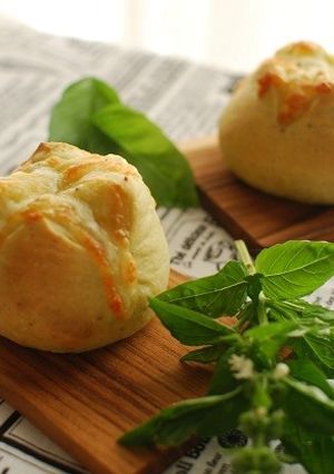 バジルソース利用☆チーズトッピングパン-レシピのメイン写真