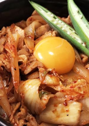 暑い夏こそ！キムチ丼〜黄身を添えて〜-レシピのメイン写真