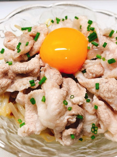 納豆と豚こまの冷しゃぶ風〜卵黄のせ〜-レシピのメイン写真