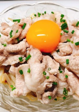納豆と豚こまの冷しゃぶ風〜卵黄のせ〜-レシピのメイン写真