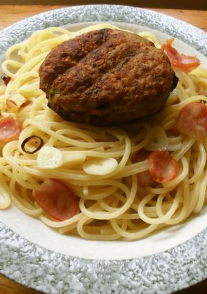 ハンバーグをトッピン具のペペロンチーノ♪-レシピのメイン写真