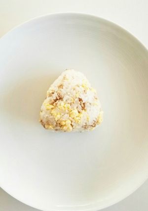いり卵とそぼろのおにぎり-レシピのメイン写真