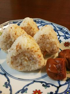 梅干と金胡麻のおむすび-レシピのメイン写真