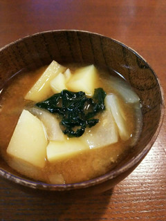 じゃが芋と玉葱とわかめの味噌汁-レシピのメイン写真