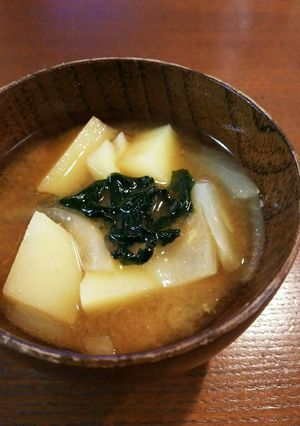 じゃが芋と玉葱とわかめの味噌汁-レシピのメイン写真