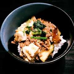 รูปของ びっくりグリーンカレー味麻婆茄子豆腐丼
