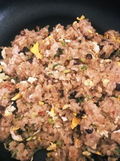 お赤飯チャーハン お赤飯でチャーハン by おまめさん 【クックパッド】 簡単