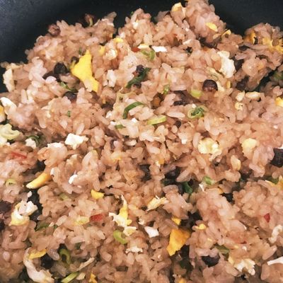 お赤飯チャーハン お赤飯でチャーハン by おまめさん 【クックパッド】 簡単