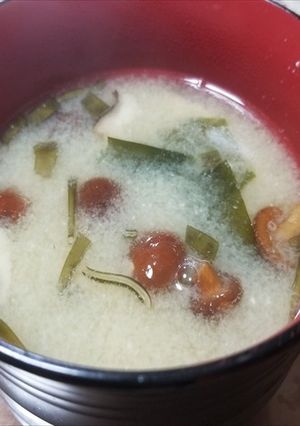 シモフリシメジ、粒ナメコ、ワカメの味噌汁-レシピのメイン写真
