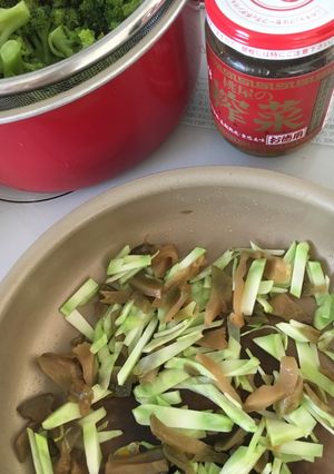 ブロッコリーの茎とザーサイの炒め物-レシピのメイン写真