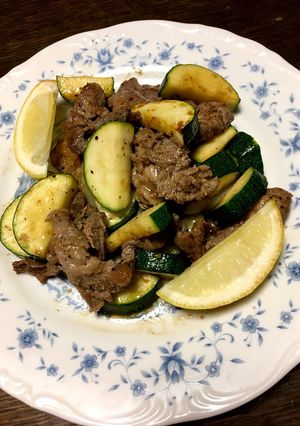 厚切り牛肉とズッキーニの塩麹炒め!-レシピのメイン写真