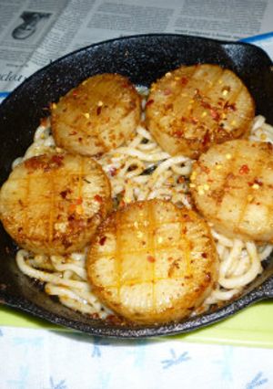 鶏皮オイルで大根ステーキ焼きうどん-レシピのメイン写真