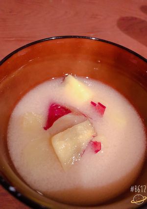 秋だ冷凍したさつまいもを入れた簡単味噌汁-レシピのメイン写真