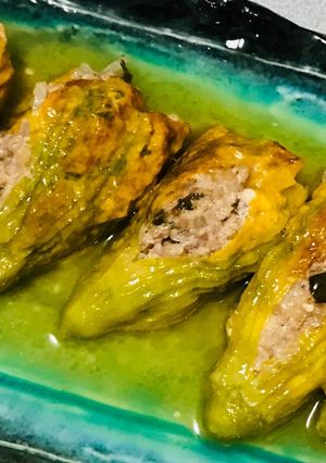チーズとバジル香るズッキーニの花の肉詰め-レシピのメイン写真