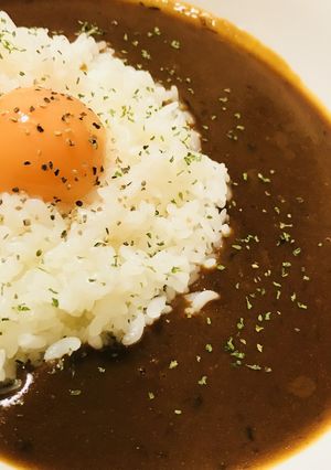 レトルトカレーの具☆シンプルデコの生卵-レシピのメイン写真