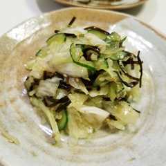 รูปของ 胡麻油香る♪キャベツの塩昆布合え♡