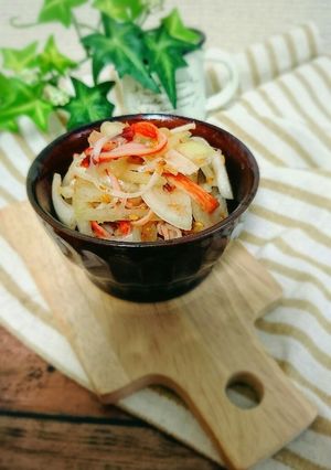 辛くない♪玉ねぎとカニかまのおかかサラダ-レシピのメイン写真
