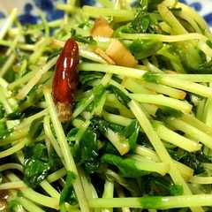 รูปของ うま〜♪ 豆苗のにんにく炒め