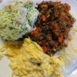 偶然できたウマ挽き肉炒め(上部の茶色)