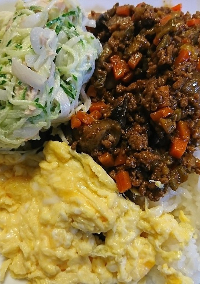 偶然できたウマ挽き肉炒め(上部の茶色)-レシピのメイン写真