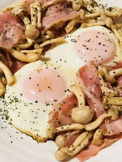 ベーコン&きのこバターの目玉焼き-レシピのメイン写真