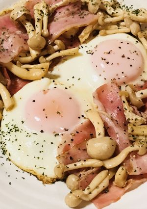 ベーコン&きのこバターの目玉焼き-レシピのメイン写真