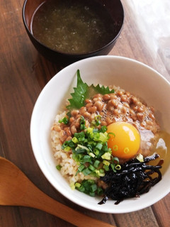 簡単手抜きごはん♡しそが◎納豆たまご丼♡-レシピのメイン写真
