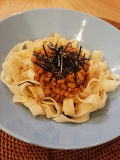 レンチンで高速!ごまだれ納豆きしめん-レシピのメイン写真
