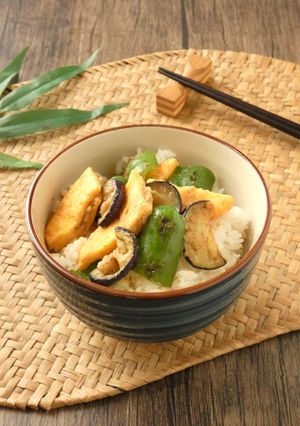 冷凍オムレツとナスの味噌炒め丼-レシピのメイン写真