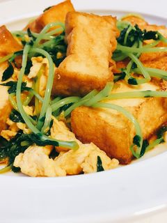 ラー油で簡単!厚揚げと豆苗のピリ辛炒め-レシピのメイン写真