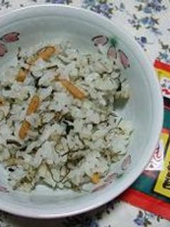 お茶漬けの素と納豆昆布の混ぜごはん-レシピのメイン写真
