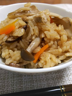 ほうじ茶で大人味!きのこの炊き込みご飯-レシピのメイン写真