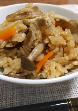 ほうじ茶で大人味！きのこの炊き込みご飯-レシピのメイン写真