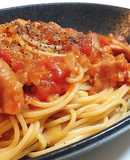ウインナーとベーコンのトマトソースパスタ