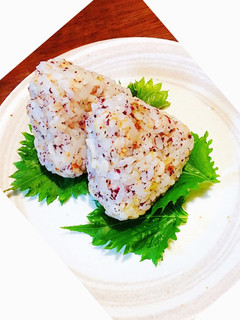 何個でもいけちゃう♪ゆかり昆布おにぎり♪-レシピのメイン写真