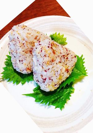 何個でもいけちゃう♪ゆかり昆布おにぎり♪-レシピのメイン写真