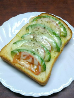 アボカドとトマトのカプレーゼトースト-レシピのメイン写真