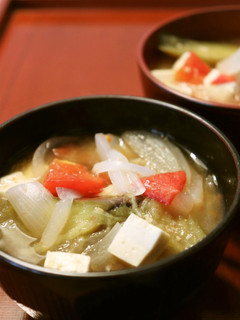 朝夕2人♪レンジ茄子トマト玉ねぎのみそ汁-レシピのメイン写真