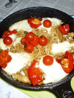 鶏皮+赤ピーマン+チーズの焼きうどん-レシピのメイン写真