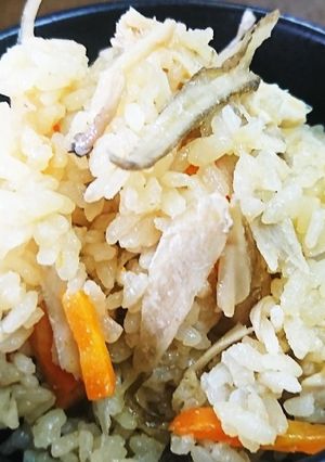 メンツユで簡単鳥胸肉と野菜の炊き込みご飯-レシピのメイン写真