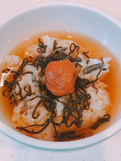 サッパリと旨い!塩昆布と梅干しの麦茶漬け-レシピのメイン写真
