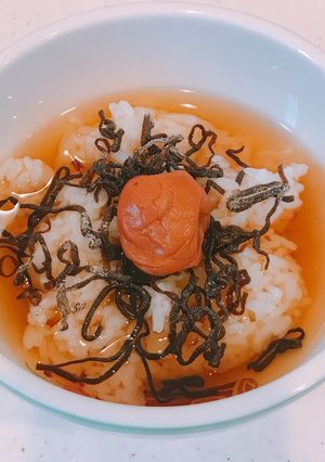サッパリと旨い！塩昆布と梅干しの麦茶漬け-レシピのメイン写真