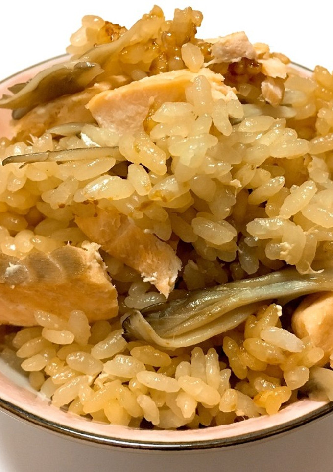 炊飯器にお任せ鮭と舞茸の炊き込み茶飯-レシピのメイン写真