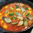 野菜とミンチ炒めてトマト缶で煮る